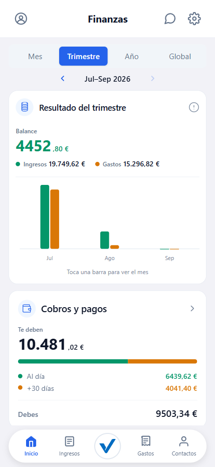 La app de Factumatic en el móvil, con el balance del trimestre, los cobros pendientes y los impuestos estimados
